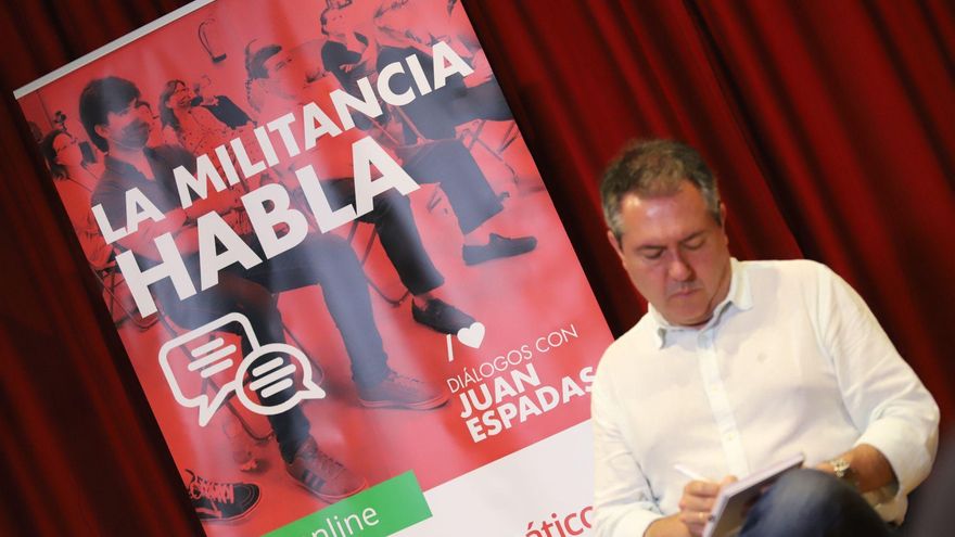 Juan Espadas durante uno de sus encuentros con militantes durante la campaña.