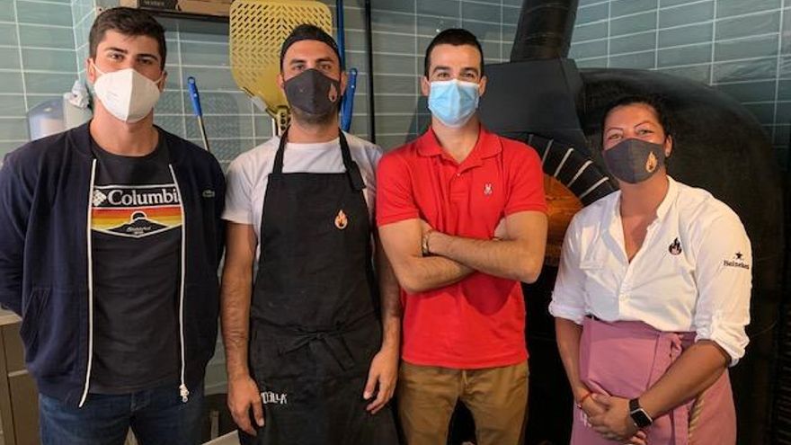 Gonzalo, Txema, Vittorio (maestro pizzero) y Vanessa (encargada)