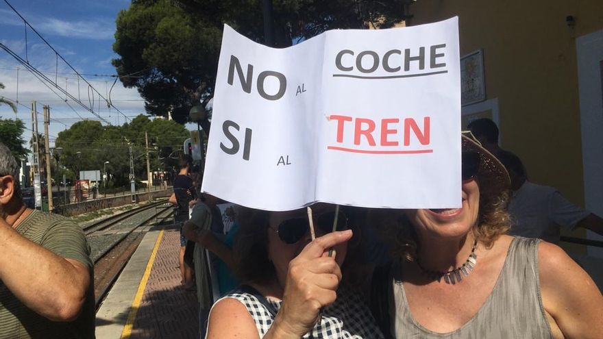 Concentración en la estación de La Canyada a favor de una mayor frecuencia de paso del metro.