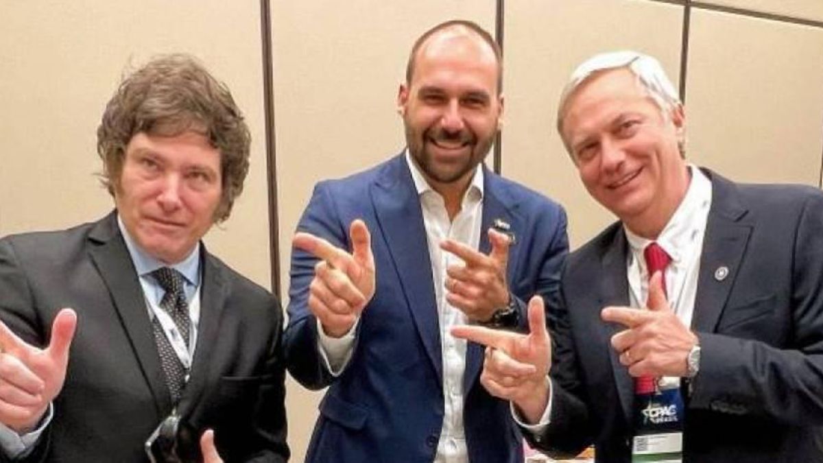 José Antonio Kast (a la derecha), líder del Partido Republicano de Chile, posa junto a Eduardo Bolsonaro (centro) y Javier Milei.