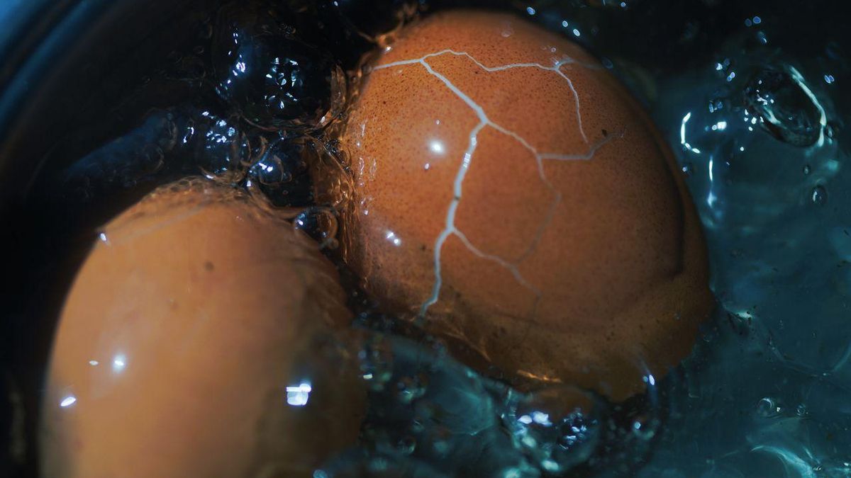 Es mejor cocer los huevos en cazos pequeños para evitar roturas