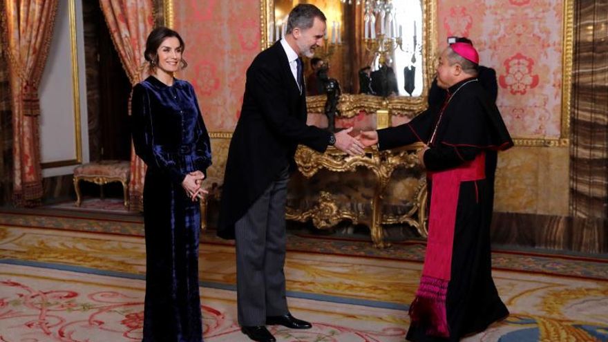 El rey Felipe VI y la reina Letizia saludan al nuncio vaticano en España, Bernardito Auza (d) durante la recepción del cuerpo diplomático acreditado en España en el salón de Gasparini del Palacio Real de Madrid este miércoles.