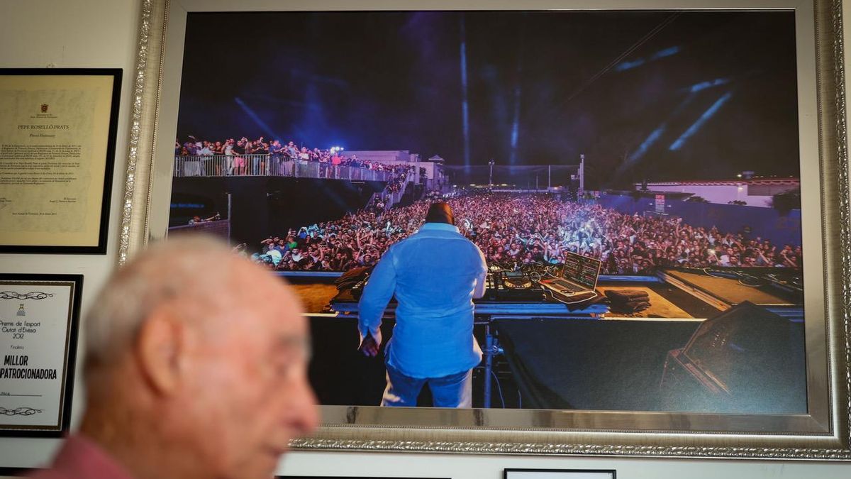 La última noche de la discoteca fue uno de los motivos centrales de la entrevista con Pepe Roselló: en la fotografía que cuelga de la pared, Carl Cox pincha durante el cierre de Space Ibiza