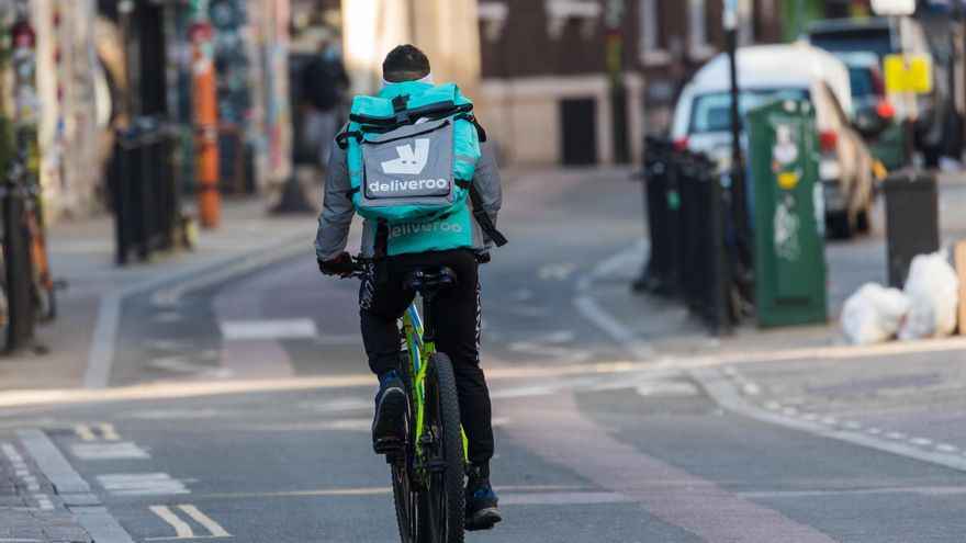 Los repartidores de Deliveroo van a la huelga por derechos básicos