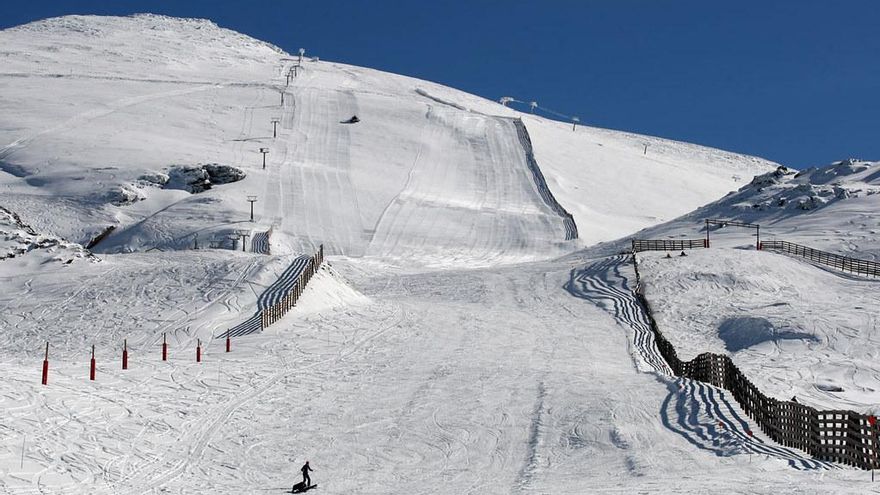 Trabajadores y empresarios de Sierra Nevada critican el cierre "prematuro" de la estación de esquí
