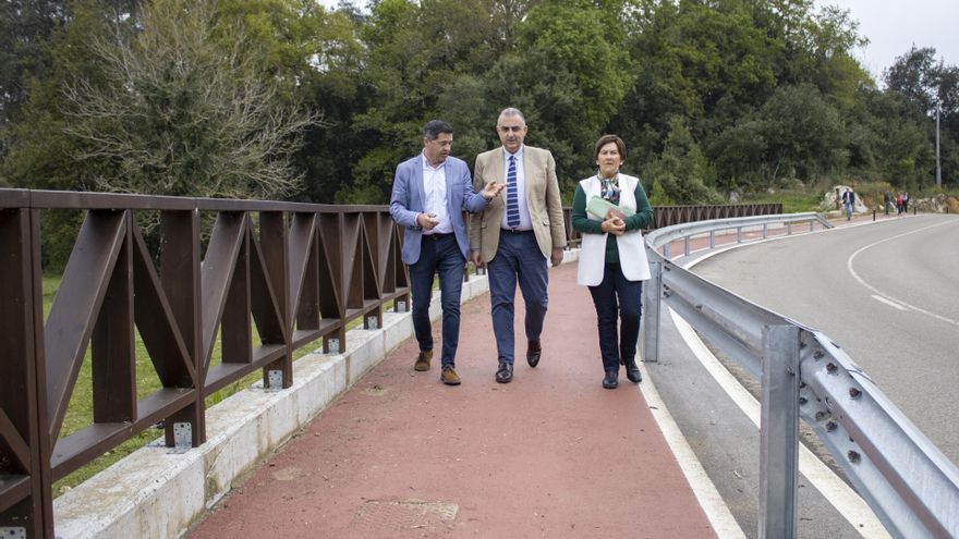 El consejero de Fomento, Roberto Media (centro); el alcalde de Ruiloba, Julio Pinna, y la concejala María Eugenia Martínez