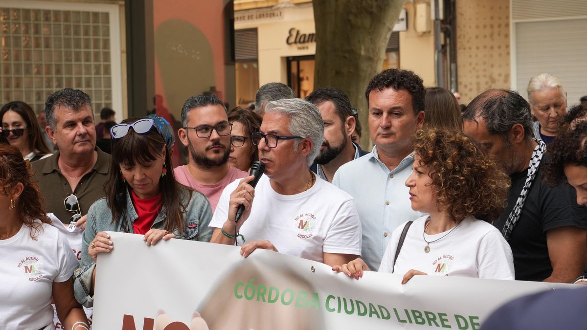 Juanma Moreno participa en la concentración por el Día Internacional contra el Acoso Escolar