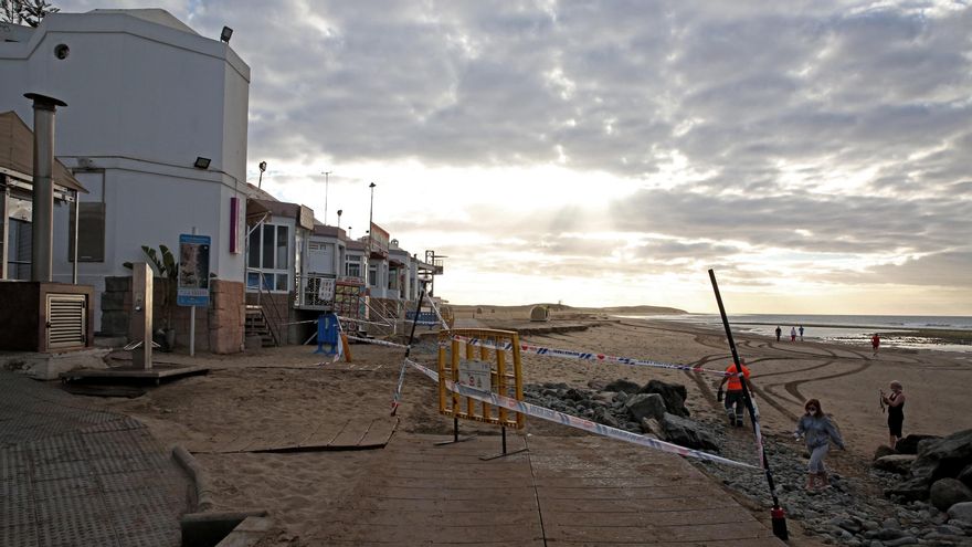 Zona acordonada en la pasarela de la playa de Maspalomas, afectada por la subida de la marea.