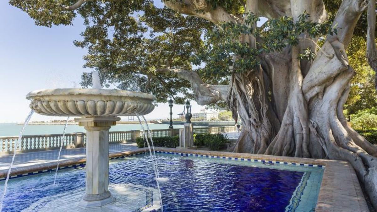 El paseo marítimo de Andalucía que fue diseñado como un jardín elevado sobre el Atlántico