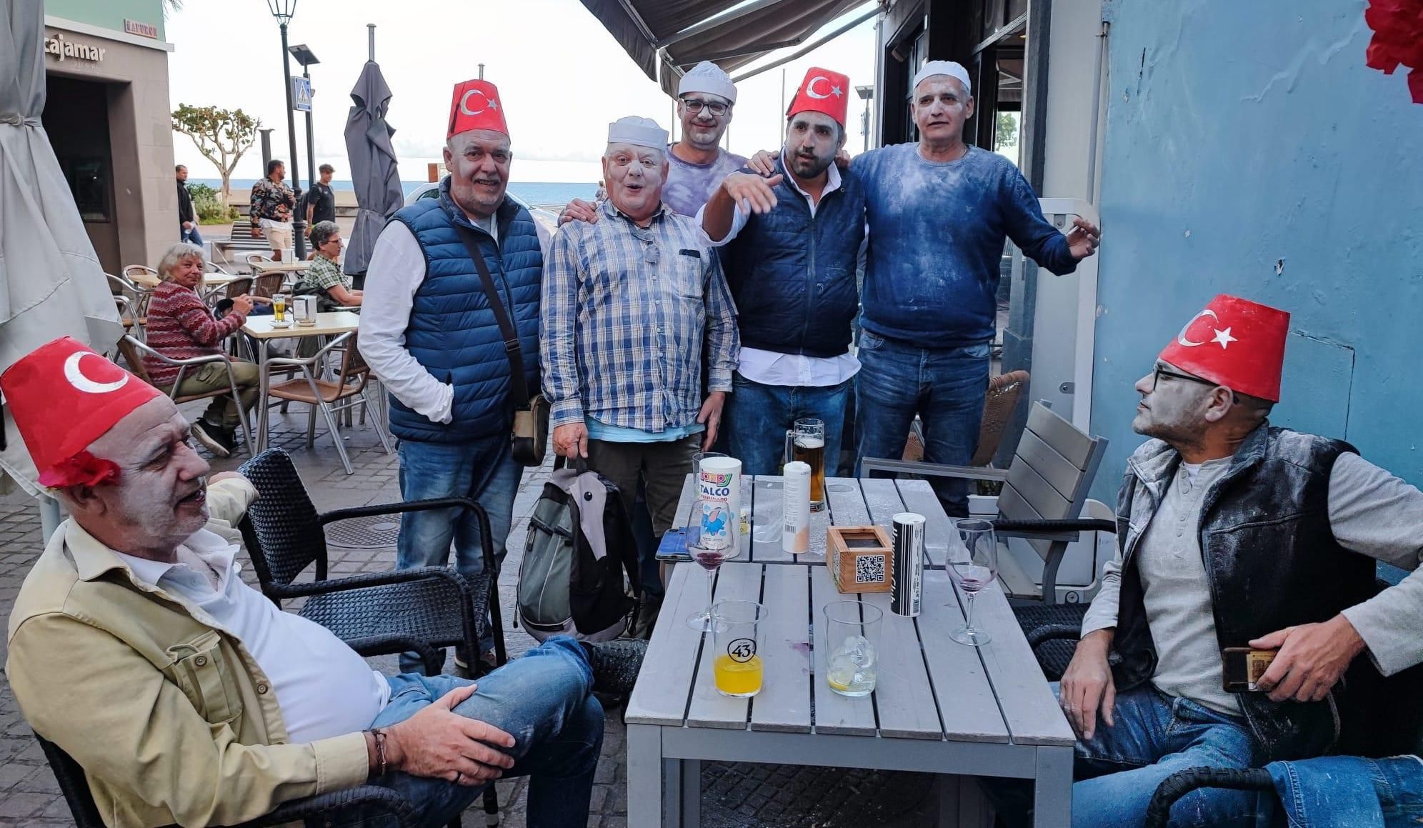 Gorros turcos, polvos de talco y música parrandera protagonizan el 'Sábado gordo'.