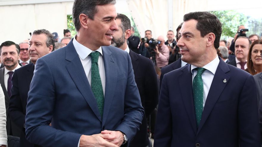 Sánchez presume de inversiones en Sevilla mientras Moreno pide más entre pitos y aplausos de los vecinos