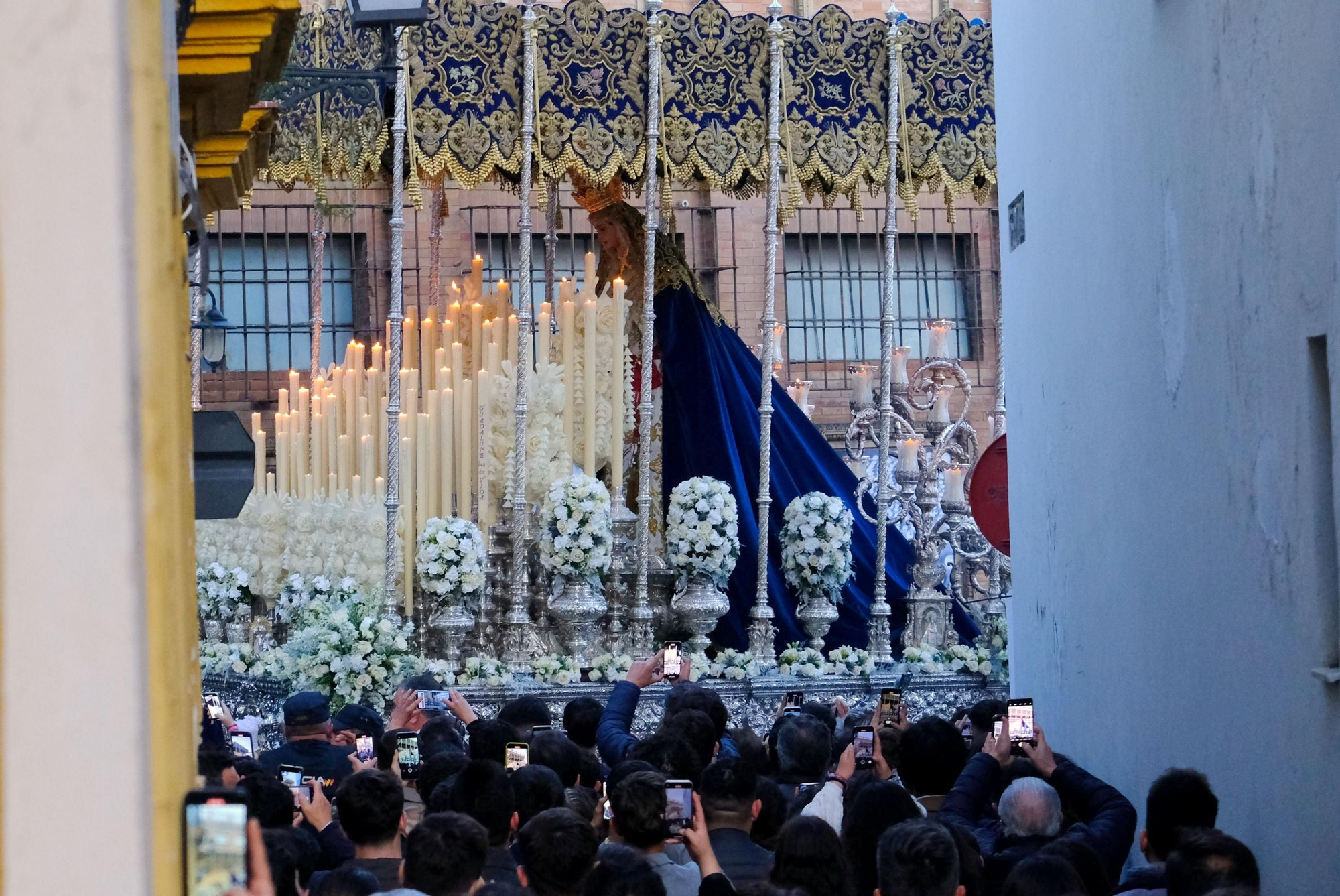 Ver el palio de la hermandad de las Aguas en Arfe a través de los móviles