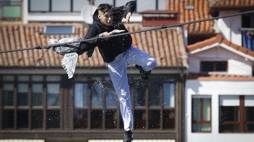 Gansos de plástico en Lekeitio para celebrar un ‘Antzar Eguna’ libre de maltrato animal