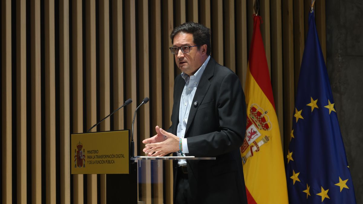El ministro para la Transformación Digital y de la Función Pública, Óscar López, hace balance de las consultas ciudadanas en los primeros seis meses del año al servicio 017 'Tu ayuda en ciberseguridad', un canal de comunicación gestionado por el Incibe.-EFE/ Kiko Huesca