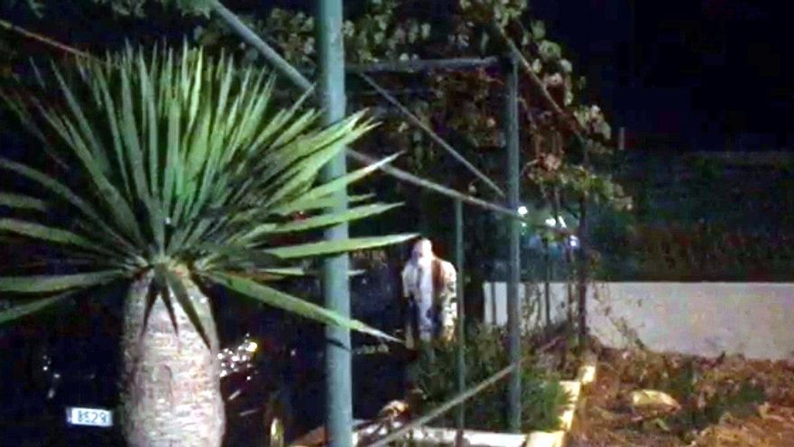 Retirada de los cadáveres de una vivienda vacacional en Adeje