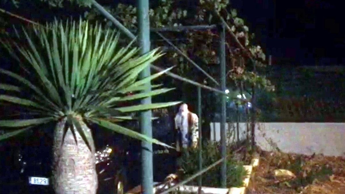 Retirada de los cadáveres de una vivienda vacacional en Adeje