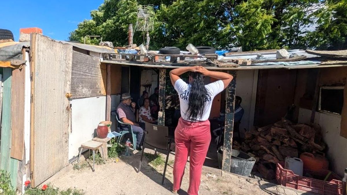 Antonio y su familia, en la infravivienda donde residen dentro del sector VI de Cañada Real