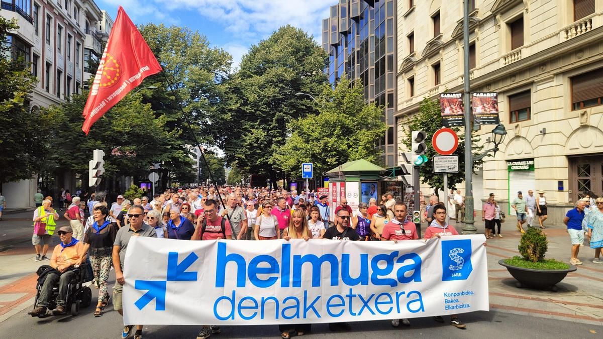 Cientos de personas se manifiestan en Bilbao para pedir que los presos de ETA puedan hacer "el camino a casa"