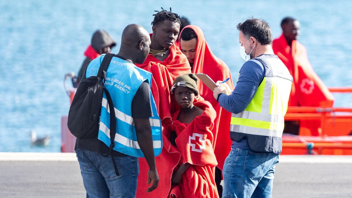 El Gobierno retira una pancarta nazi frente al centro al que han sido trasladados los 10 primeros menores desde Canarias
