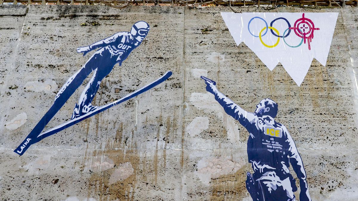 Un grafiti de la artista Laika en Roma durante los JJOO de invierno que muestra a un agente del ICE disparando a un deportista.