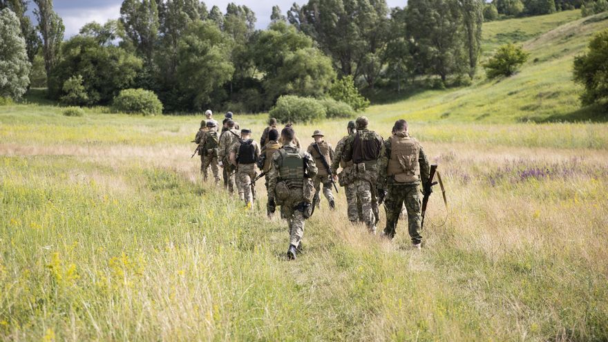 Fotografía fechada el 23 de junio de 2022 que muestra combatientes del Ejército Azov durante un entrenamiento, en las afueras de Járkov (Ucrania). EFE/Orlando Barría