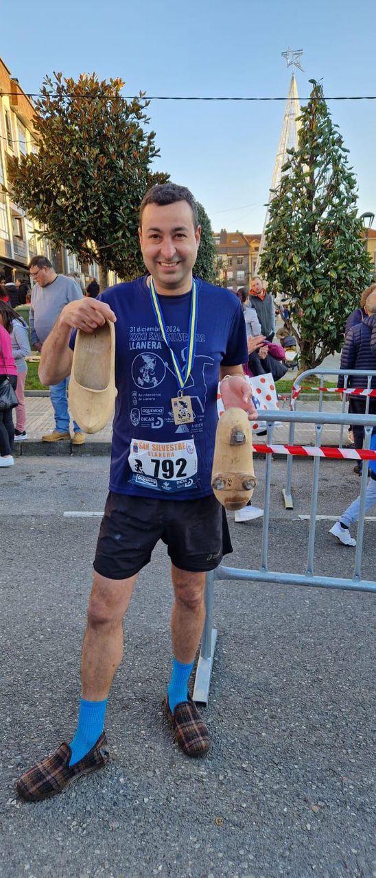 Uno de los organizadores, en zapatillas y con sus madreñas en la mano..