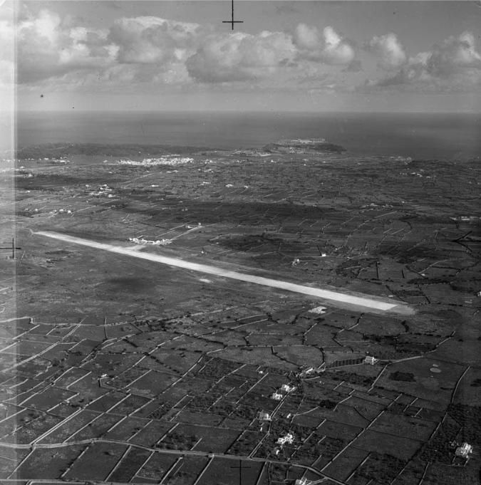 Vista panoràmica de la pista d'aterratge i els edificis de l'aeroport de Maó.