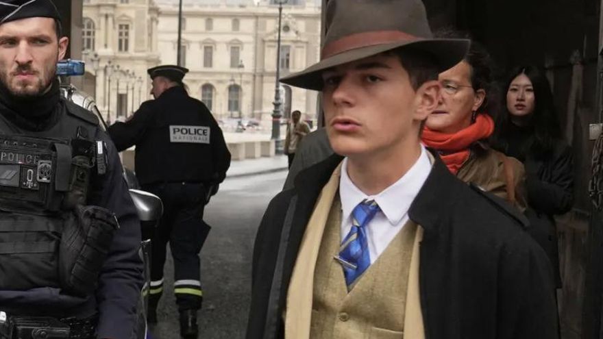 ¿Quién diantres es el supuesto detective con sombrero que apareció en el Louvre tras el robo de las joyas?