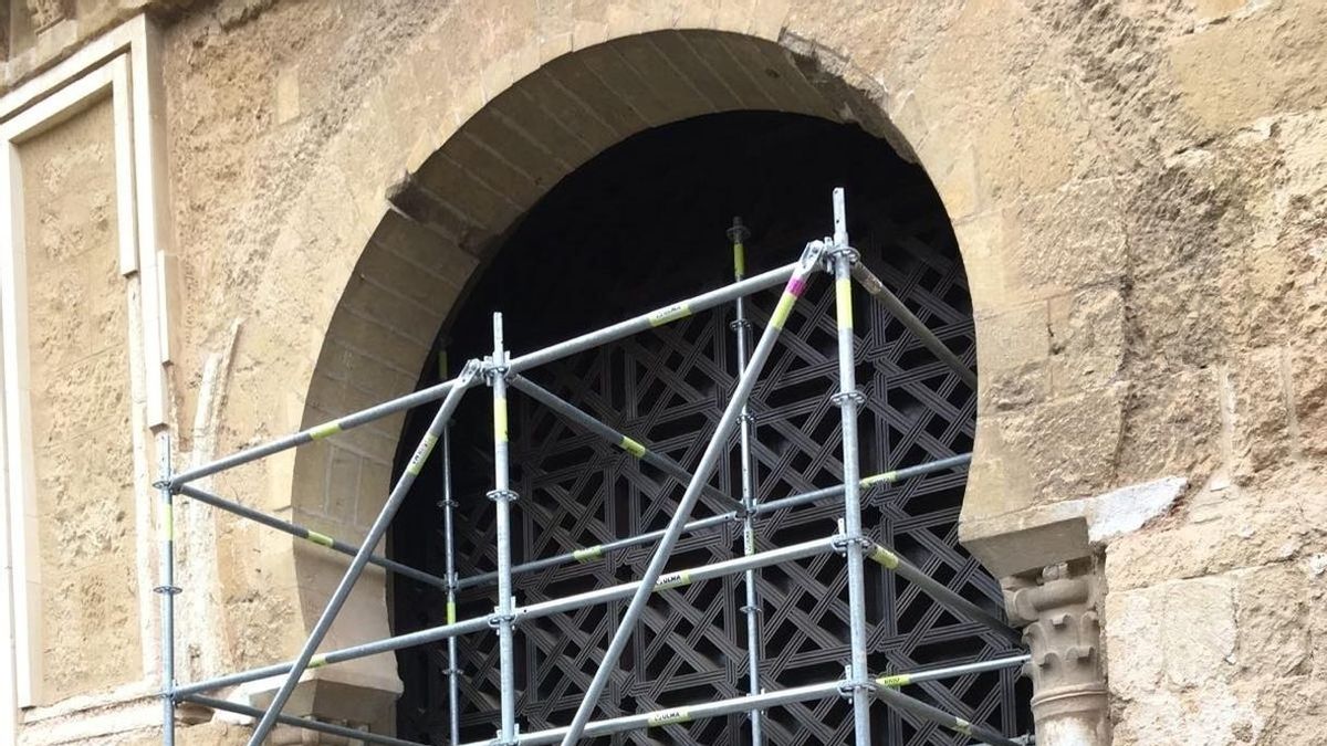 El Cabildo inicia los trabajos para retirar la celosía y abrir la segunda puerta de la Mezquita