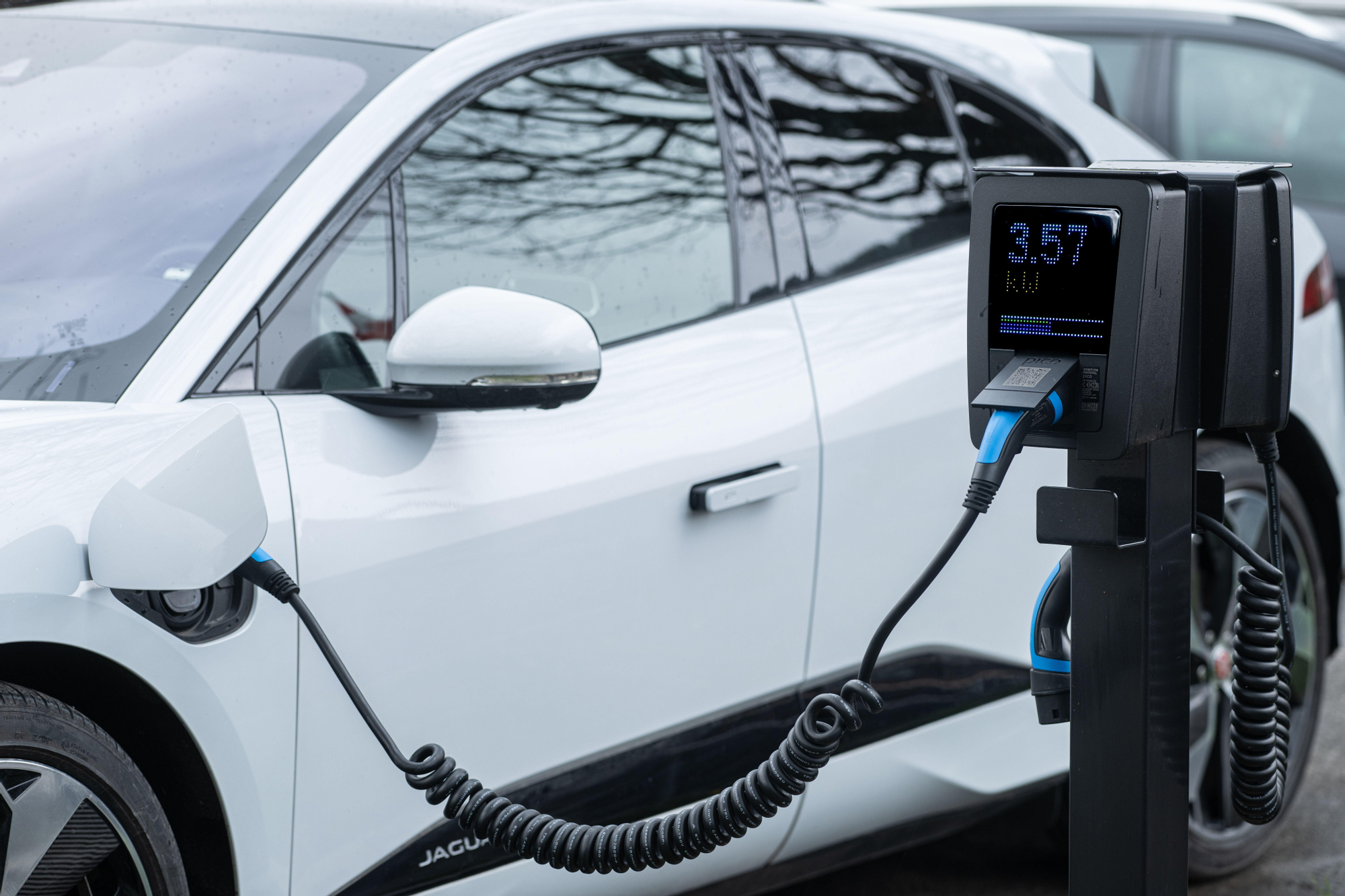 Coche eléctrico en una estación de carga
