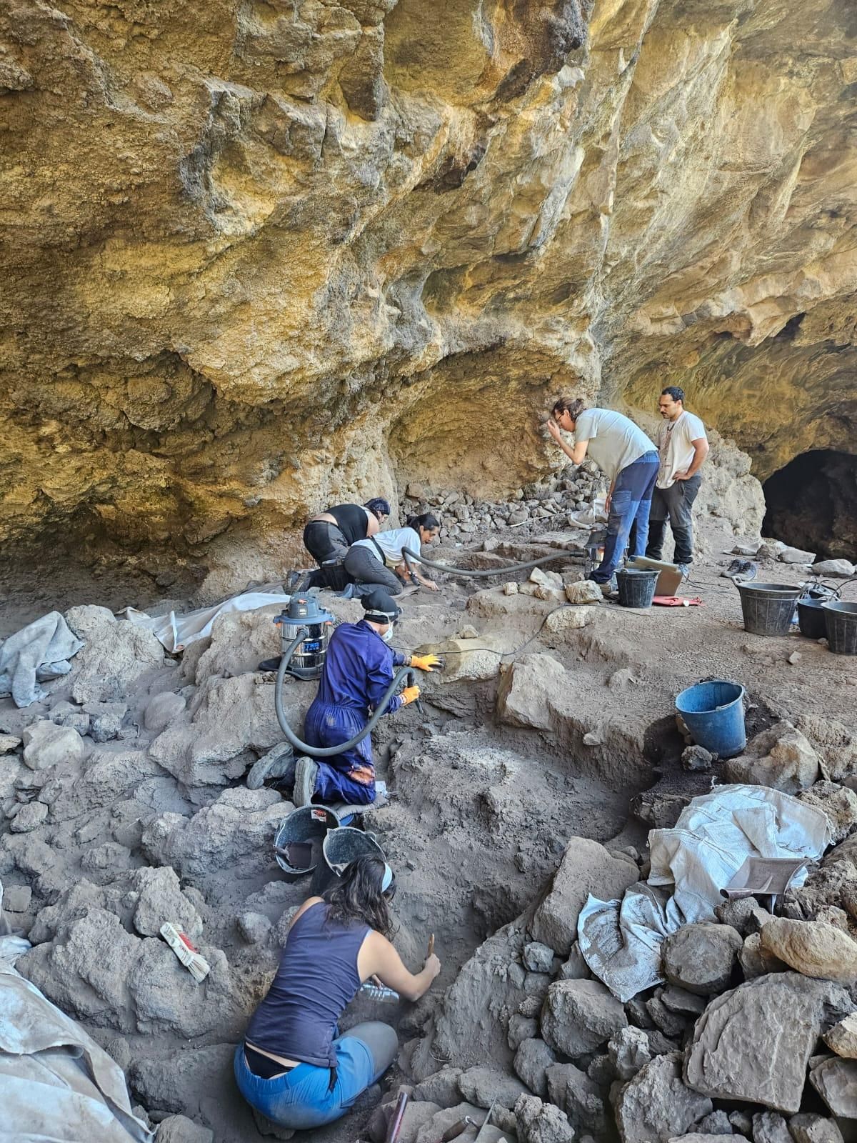 Excavación arqueológica en la Cueva de El Tendal.