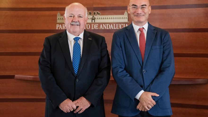 El presidente del Parlamento andaluz, Jesús Aguirre, junto al letrado mayor del Parlamento, Manuel Carrasco, nombrado a propuesta suya en octubre de 2021.