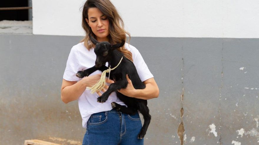 Encarni Gómez, con los cabritillos de su granja.