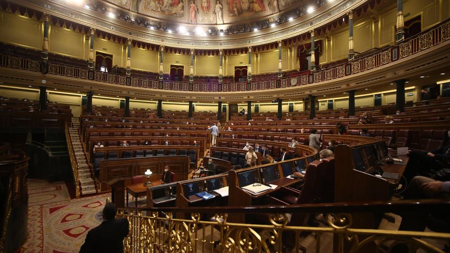 Vista general de los asistentes a una sesión plenaria en la que el Gobierno solicita al Congreso la prórroga del estado de alarma.