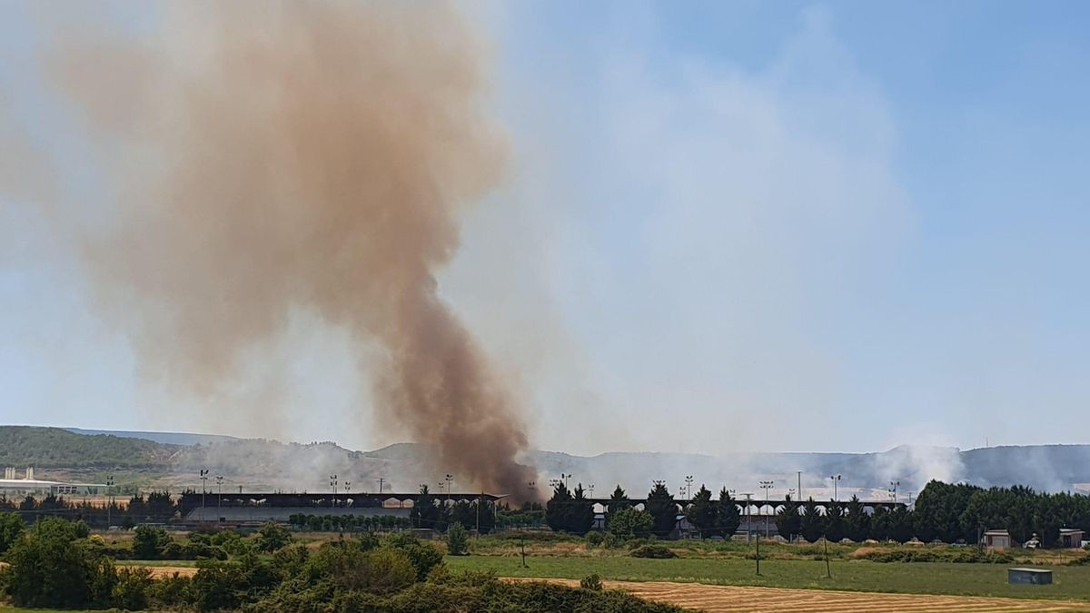 Problemas para controlar el incendio del camino de La Grajera