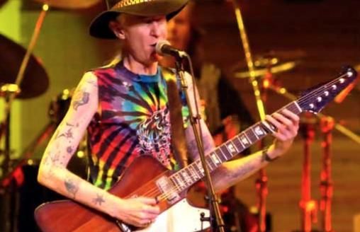 Johnny Winter, con su Gibson Firebird y su slide.
