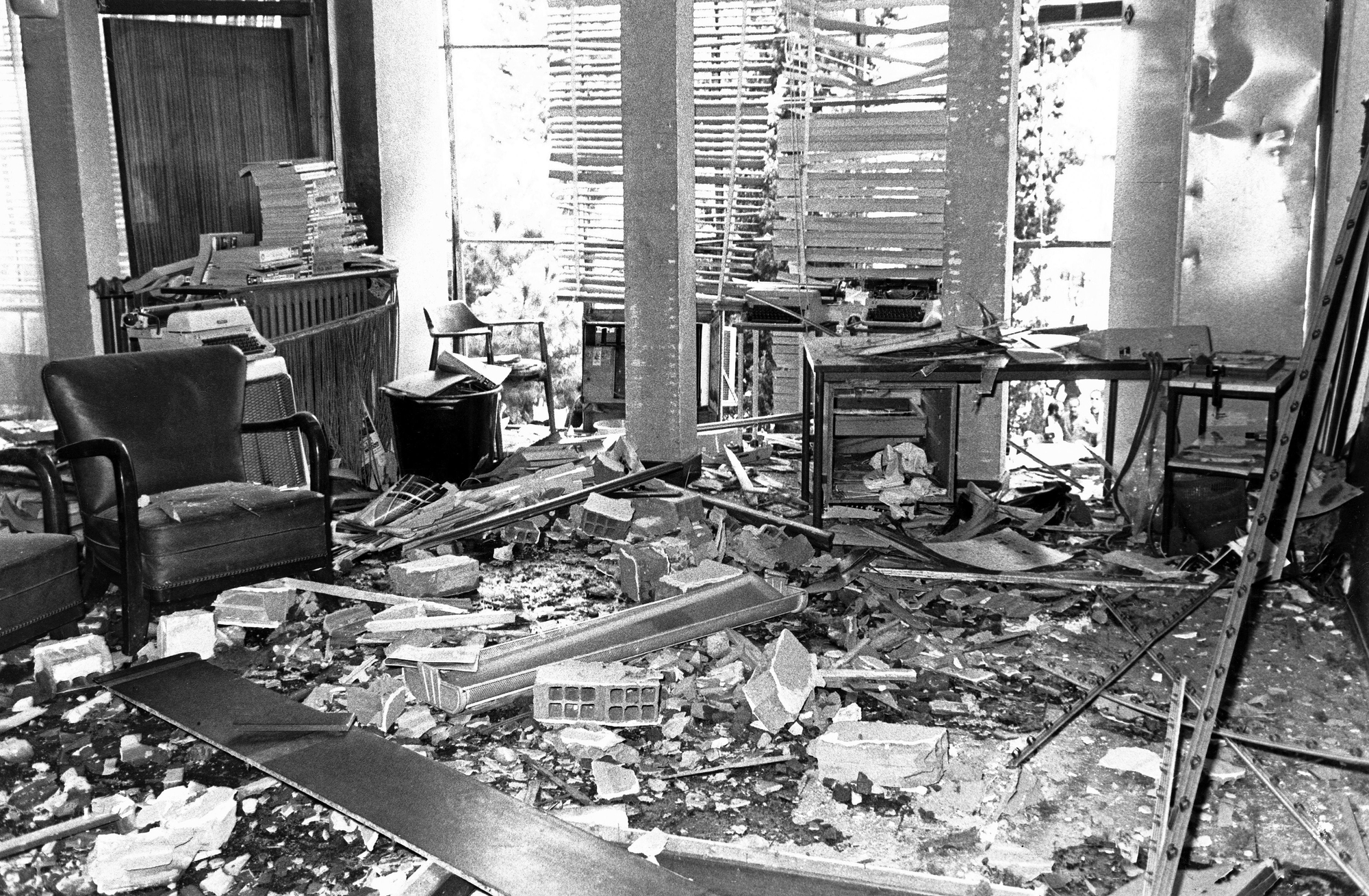 ATENTADO CONTRA "EL PAPUS". BARCELONA, 20/09/77.-Restos de la redacción de la revista satírica "El Papus".