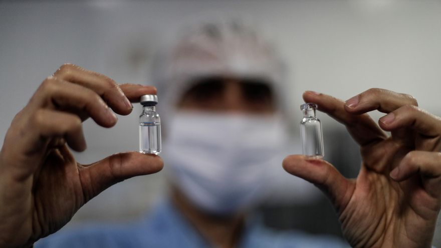 En Brasil ya se están experimentando en humanos cuatro vacunas: una del Reino Unido, otra de China, una tercera elaborada por la empresa alemana BioNTech y la farmacéutica estadounidense Pfizer, y una cuarta desarrollada por el grupo Johnson & Johnson. EFE/ Antonio Lacerda/Archivo