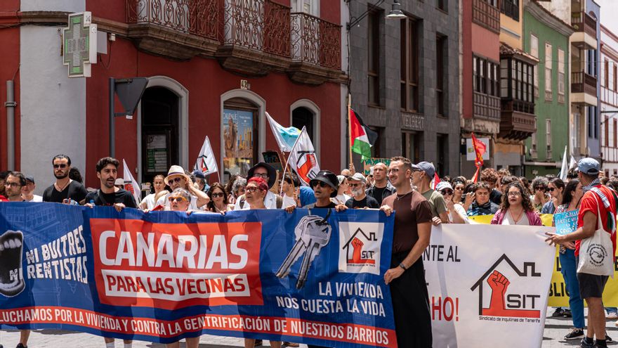 Miles de personas llenan las calles de La Laguna para exigir el fin de la especulación inmobiliaria en Canarias