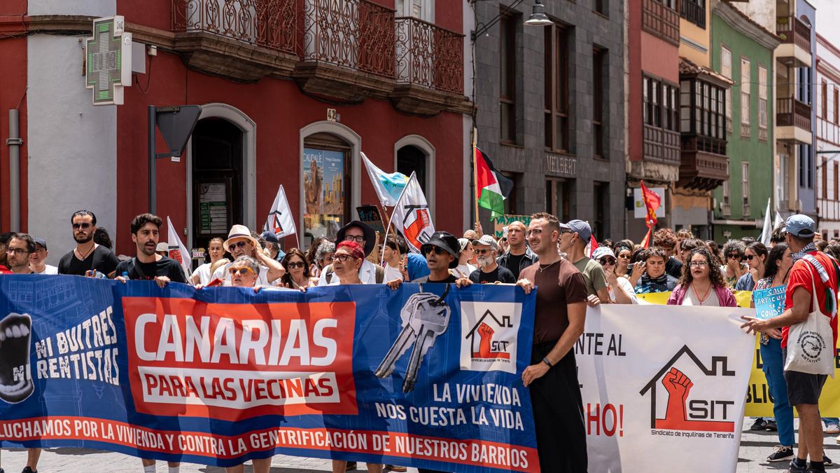Miles de personas llenan las calles de La Laguna para exigir el fin de la especulación inmobiliaria en Canarias