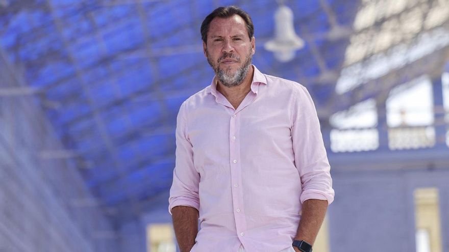 El ministro de Transportes y Movilidad Sostenible, Óscar Puente, posa para Europa Press, a 17 de agosto de 2026, en Alicante