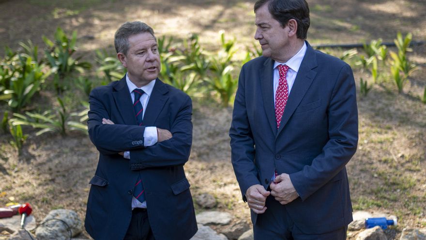 Archivo - El presidente de la Junta de Castilla-La Mancha, Emiliano García-Page, y el presidente de la Junta de Castilla y León, Alfonso Fernández Mañueco, ofrece declaraciones a los medios posterior a la XXVIII Conferencia de Presidentes.