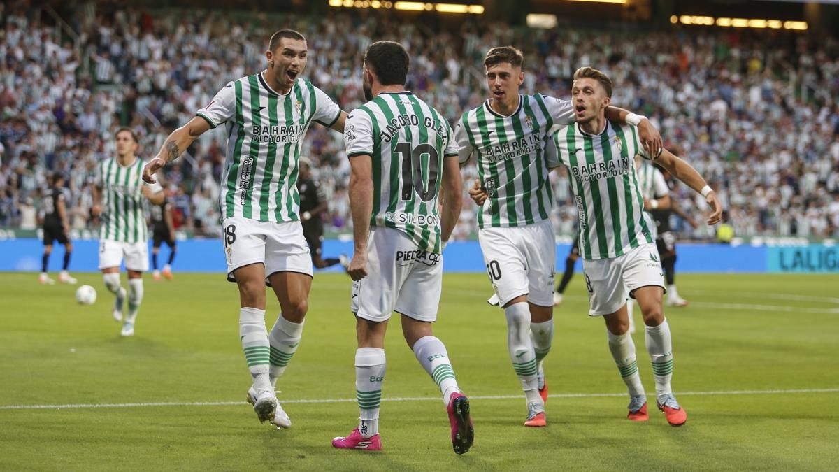Jugadores del Córdoba CF celebran un gol