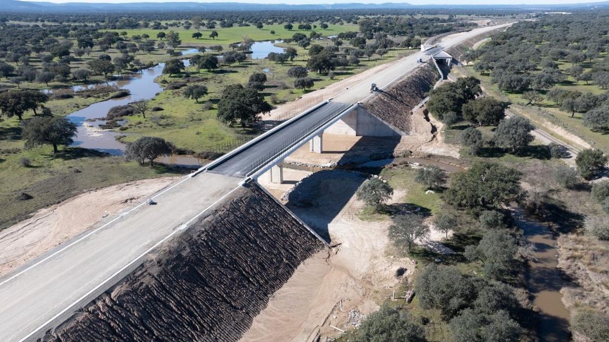 Plataforma finalizada en el subtramo Casatejada-Toril. Viaducto sobre arroyo del Pizarral