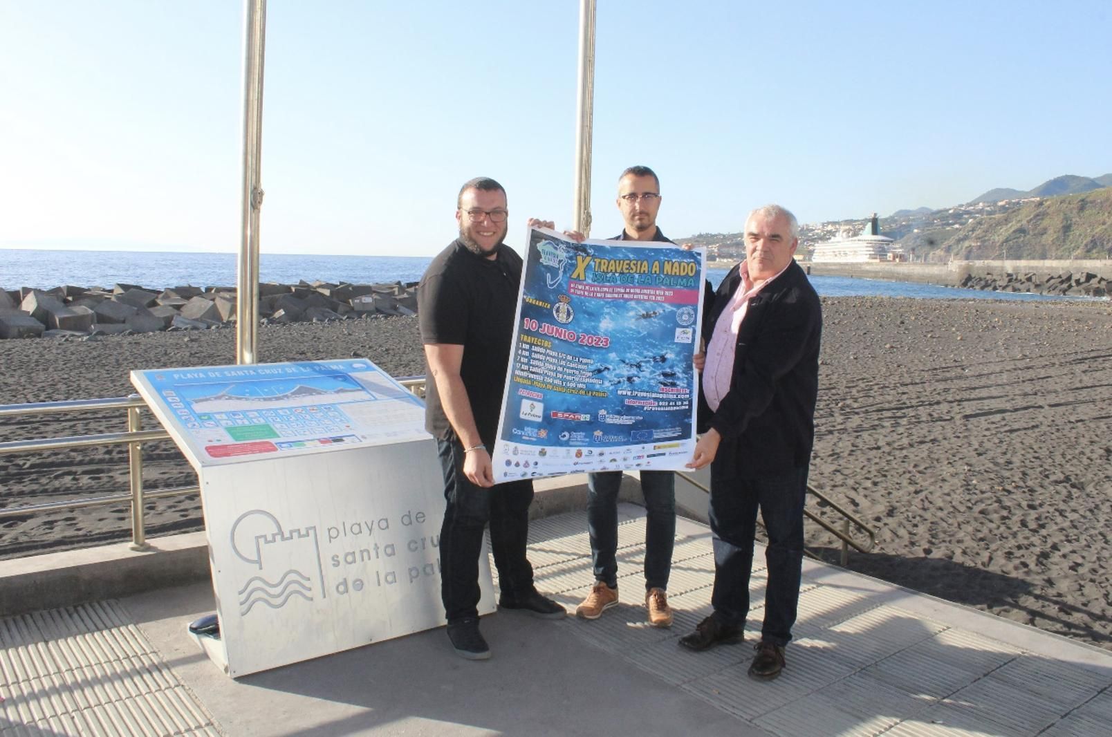 De izquierda a derecha, el alcalde de Santa Cruz de La Palma, Juan José Neris Hernández; el concejal de Urbanismo, Vivienda y Transporte de Santa Cruz de La Palma, Bernardo López Acosta, y el presidente del Real Nuevo Club Náutico de Santa Cruz de La Palma, Jerónimo Chacopino Molina.