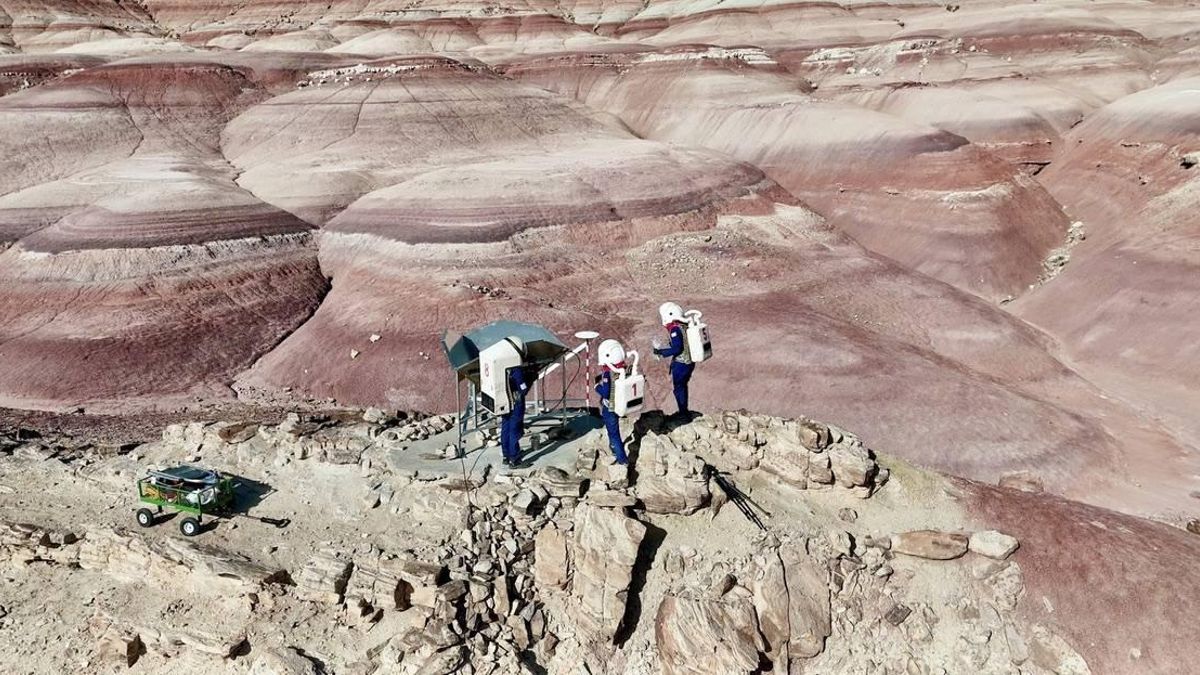 Tres de las investigadoras de Hypatia II en una salida extravehicular.