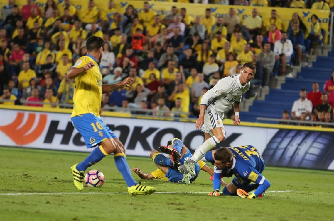 Cristiano Ronaldo remata. (ALEJANDRO RAMOS)