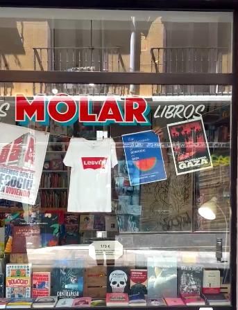 El escaparate de la tienda de discos y libros 'Molar' con un cartel en apoyo a Palestina