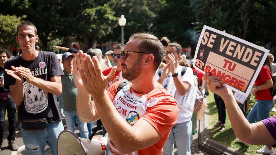 El presidente del comité de empresa del Instituto Canario de Hemodonación y Hemoterapia de Tenerife, Daniel Quintero, durante la manifestación que este sábado recorrió algunas calles de Santa Cruz de Tenerife bajo el lema "La Sanidad no se vende, la salud se defiende", para protestar por lo que han llamado privatización del Banco de Sangre de Canarias y precarización de la Sanidad Pública