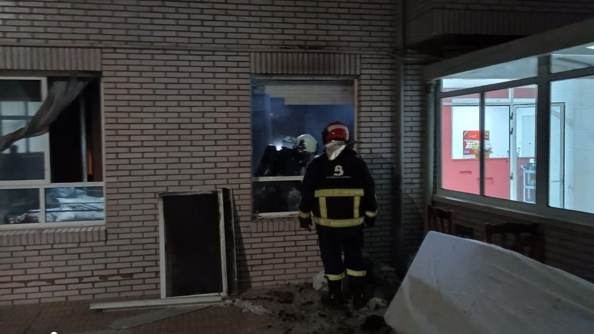 Los bomberos revisan la residencia de la tercera edad de Siero, donde esta pasada madrugada se ha declarado un incendio.